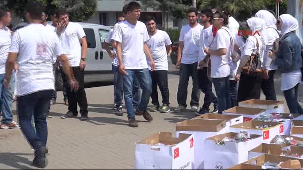 Mersin\'de Suriyeliler Beyaz Gül ve Teşekkür Bildirisi Dağıttı