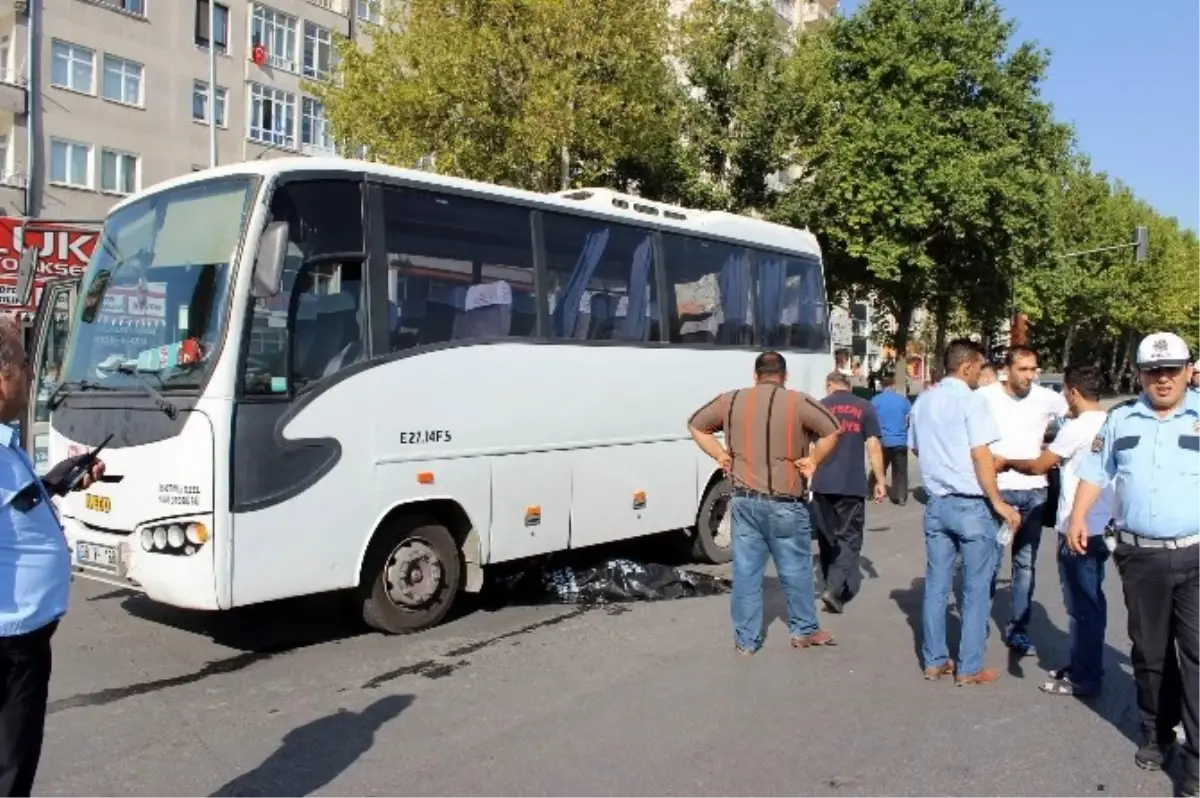 Kayseri\'de Yolcu Taşıyan Servisler Çarpıştı: 1 Ölü, 7 Yaralı