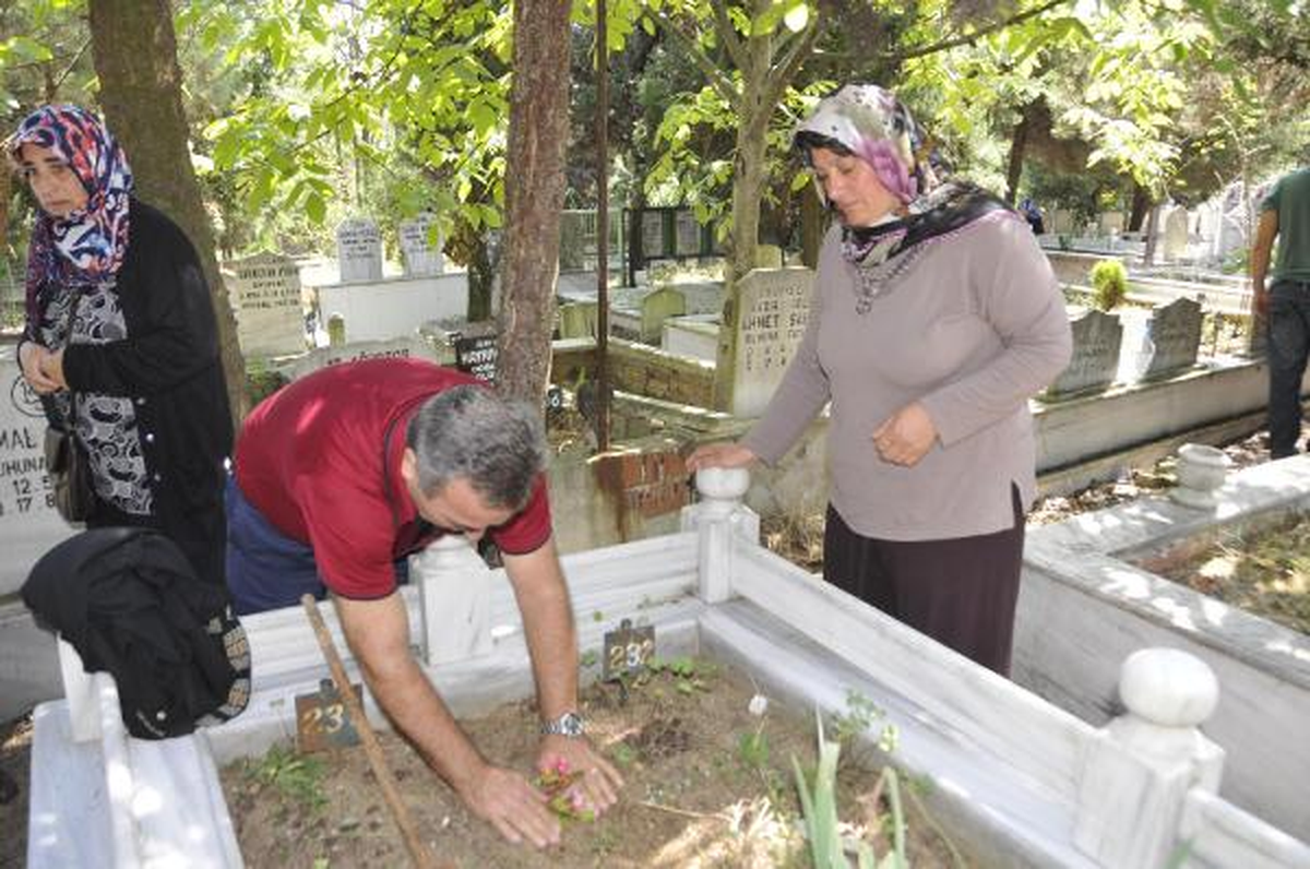 17 Ağustos Mezarlığı, Depremde Yakınlarını Kaybedenlerle Dolup Taştı
