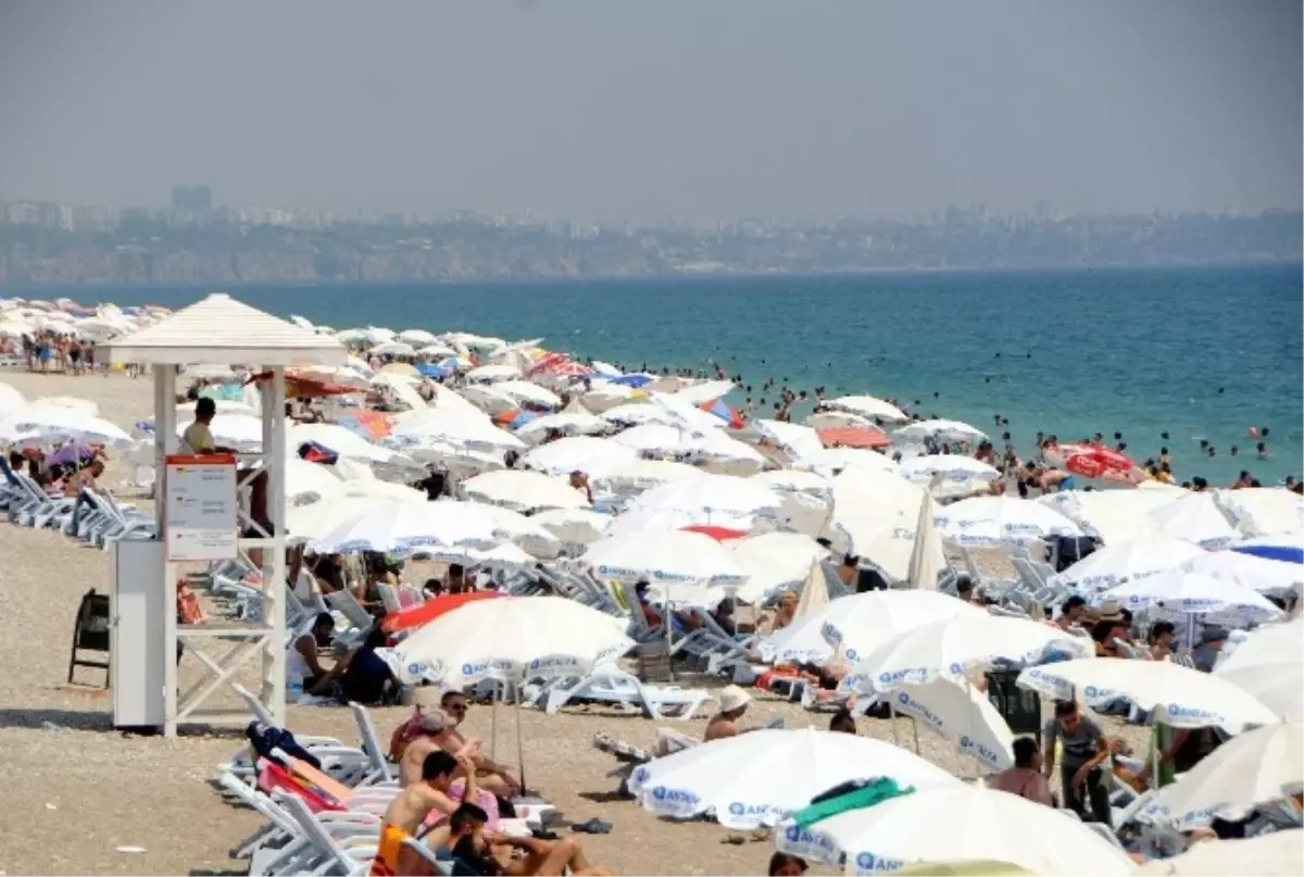 Antalya\'da Nemden Bunalan Sahile Koştu