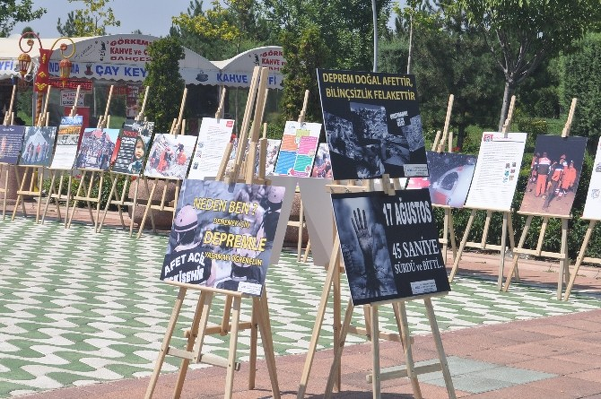 Arama Kurtama Ekipleri Vatandaşları Deprem Konusunda Bilgilendirdi