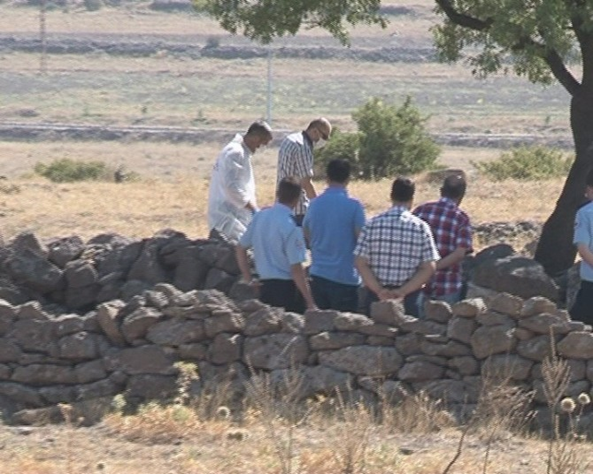 Arazi\'de Erkek Cesedi Bulundu