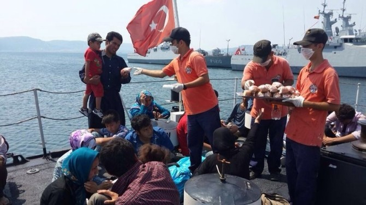 Ege Denizi\'nde 53 Mülteci Yakalandı