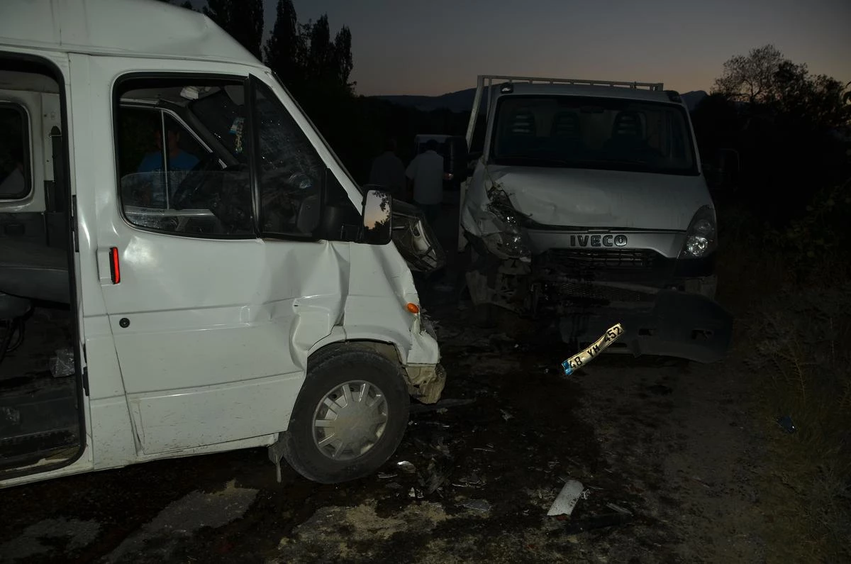 Muğla\'da Kamyonet Minibüsle Çarpıştı: 5 Yaralı