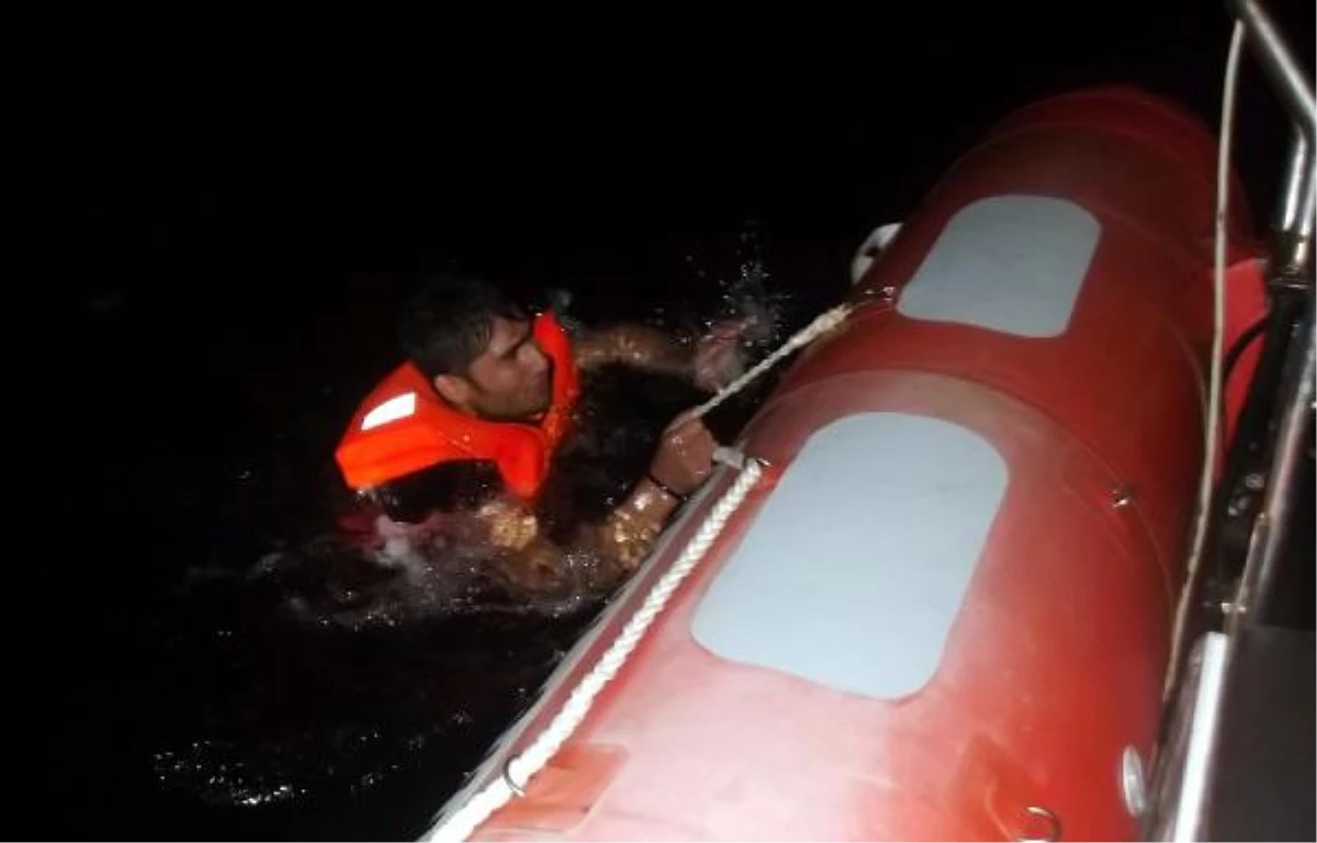 Sahil Güvenlik Ekipleri 4 Kaçağı Boğulmaktan Kurtardı