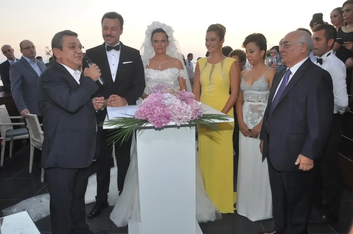 Ünlü Oyuncular Kuşadası\'nda Nikah Masasına Oturdu