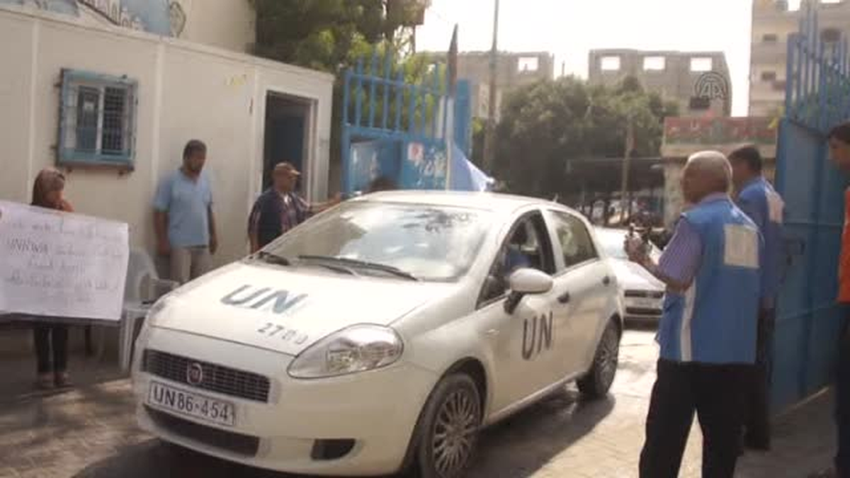 UNRWA okullarına sığınan Gazzeli aileler