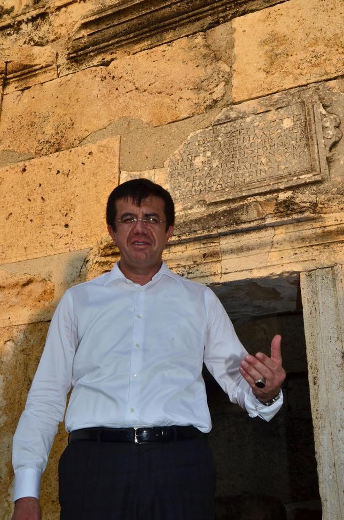 Bakan Zeybekci\'nin 25\'nci Yıl Romantizmi