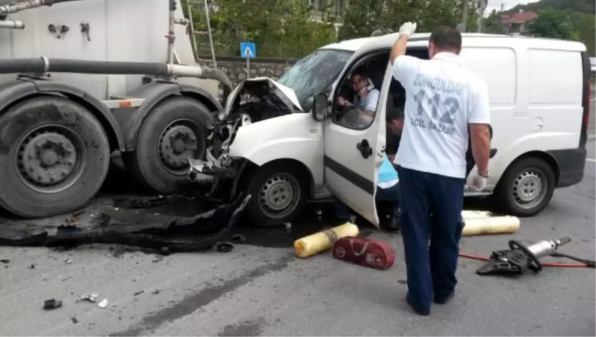 Beton Mikserine Çarpan Aracın Sürücüsü Yaralandı