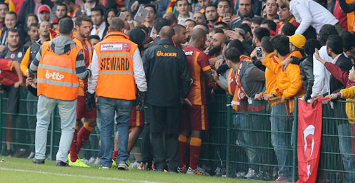 Burak Yılmaz, Tartıştığı Taraftara 'Tünele Gel' Diye Bağırdı