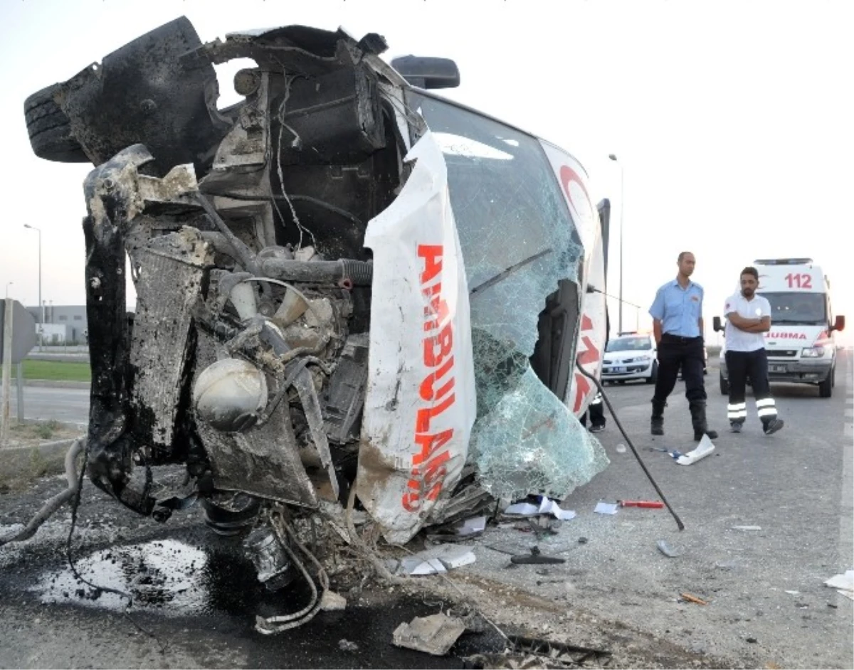 Aksaray\'da Cenaze Taşıyan Ambulans Takla Attı: 3 Yaralı