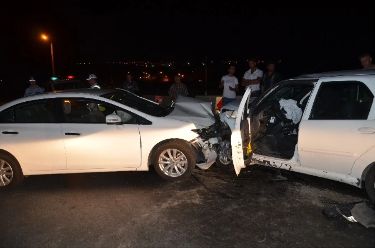 Çorlu\'da İki Otomobil Kafa Kafaya Çarpıştı: 3 Yaralı