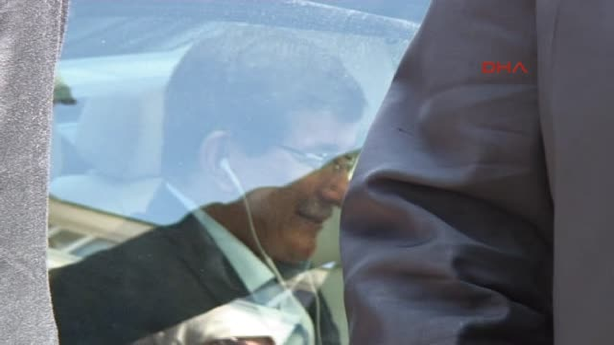 Davutoğlu Artvin\'de \'Başbakanım\' Diye Karşılandı