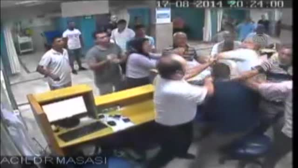 Adana\'da Doktor, Hasta Yakınlarınca Darp Edildi