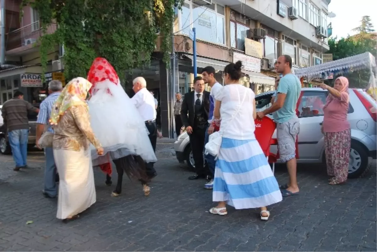 Efeler Diyarında Gelinler Lüks Otomobil Yerine Atı Tercih Ediyor