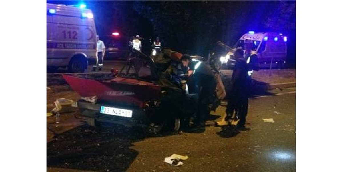 Elazığ\'da Otomobil Ağaca Çarptı: 2 Ölü, 3 Yaralı