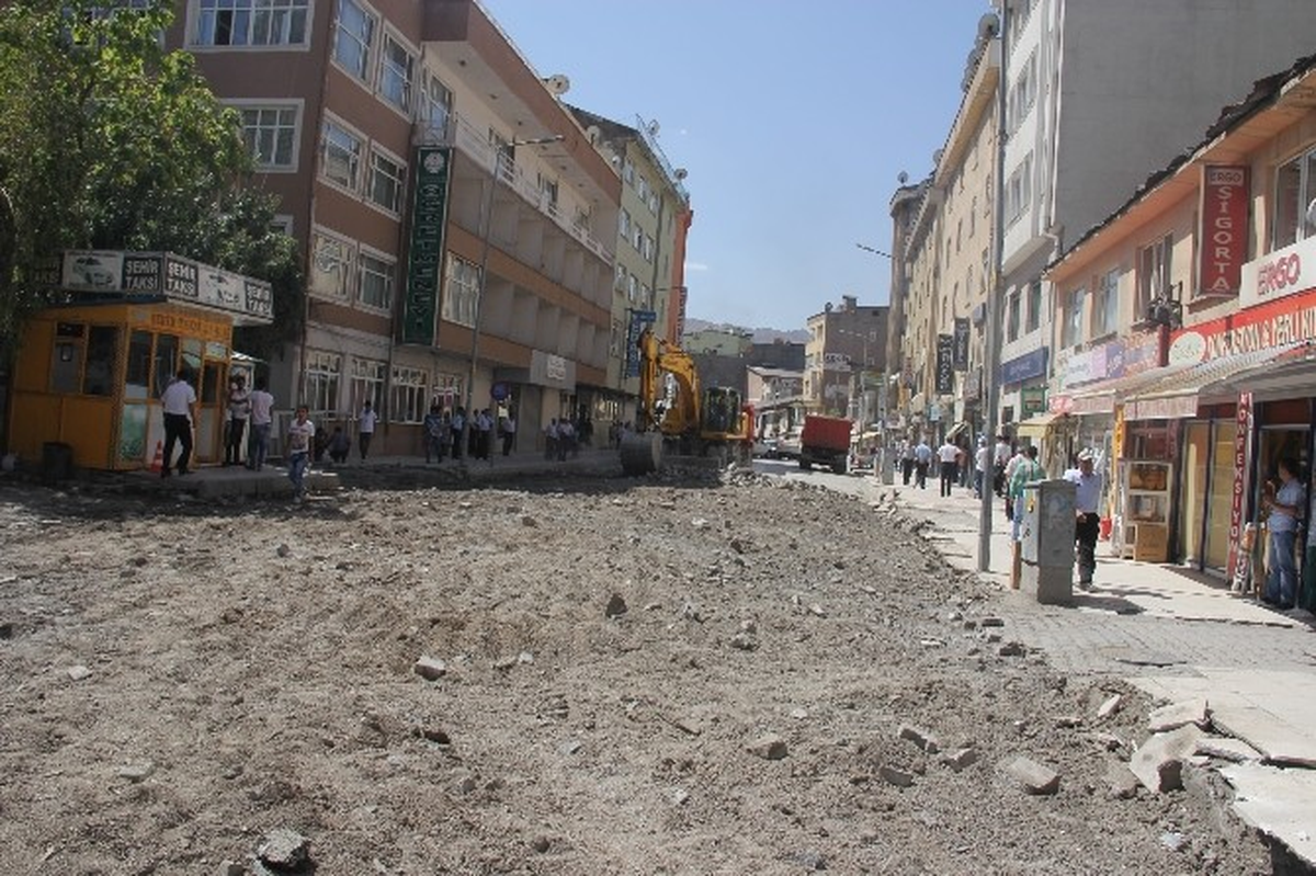 Hakkari\'de Yol Onarım Çalışması