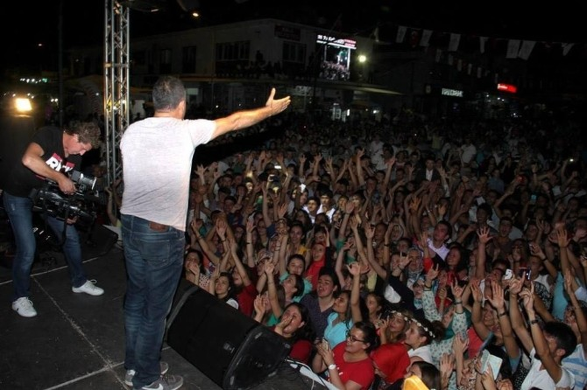 Haluk Levent Kale\'de Hayranları ile Buluştu