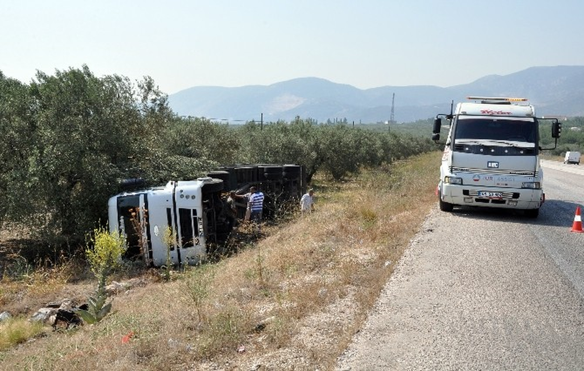 Kırkağaç\'ta Tır Şarampole Uçtu