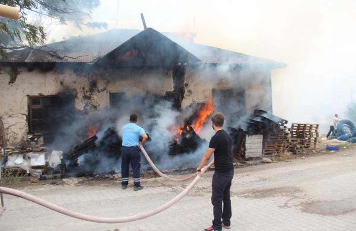 Sivas\'ta Boş Evde Çıkan Yangın Korkuttu