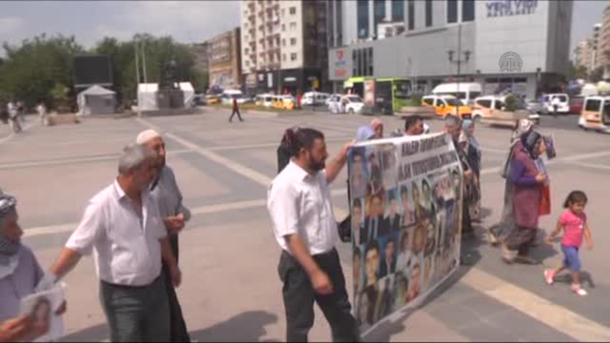 Terör örgütünce kaçırılan çocukların aileleri -