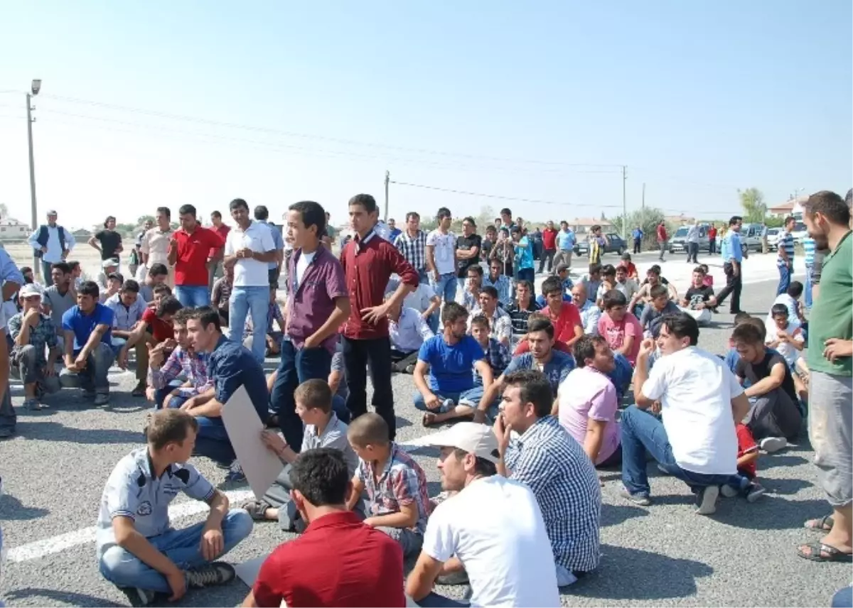 Aksaray\'da Üst Geçit İçin Karayolunu Trafiğe Kapattılar