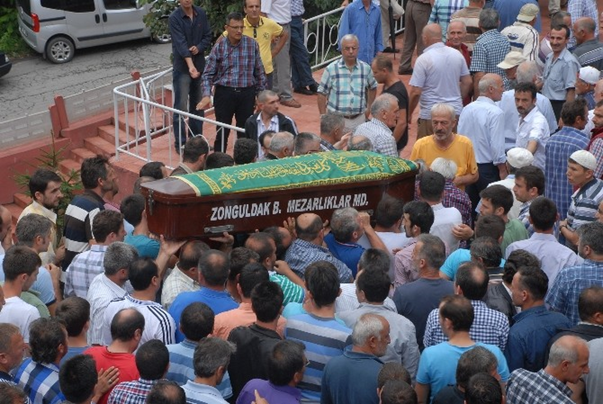 Zonguldak\'ta Kaçak Ocaktaki Göçükte Ölen İşçi Defnedildi