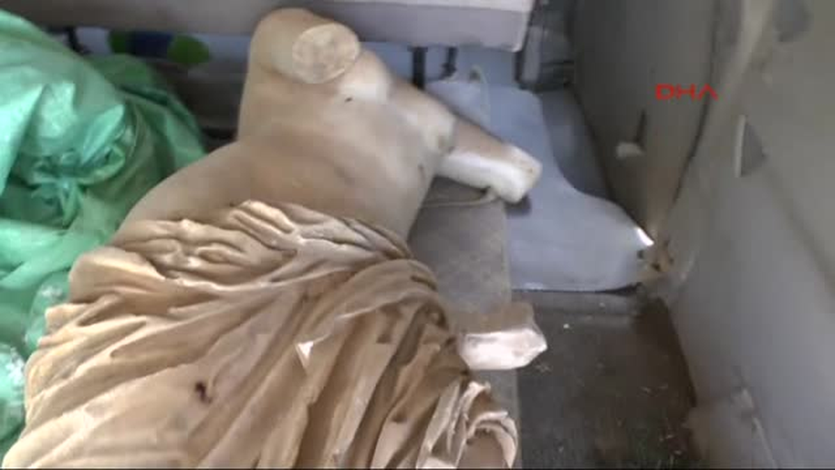 2 Metrelik Heykele Müşteri Ararken Yakalandılar