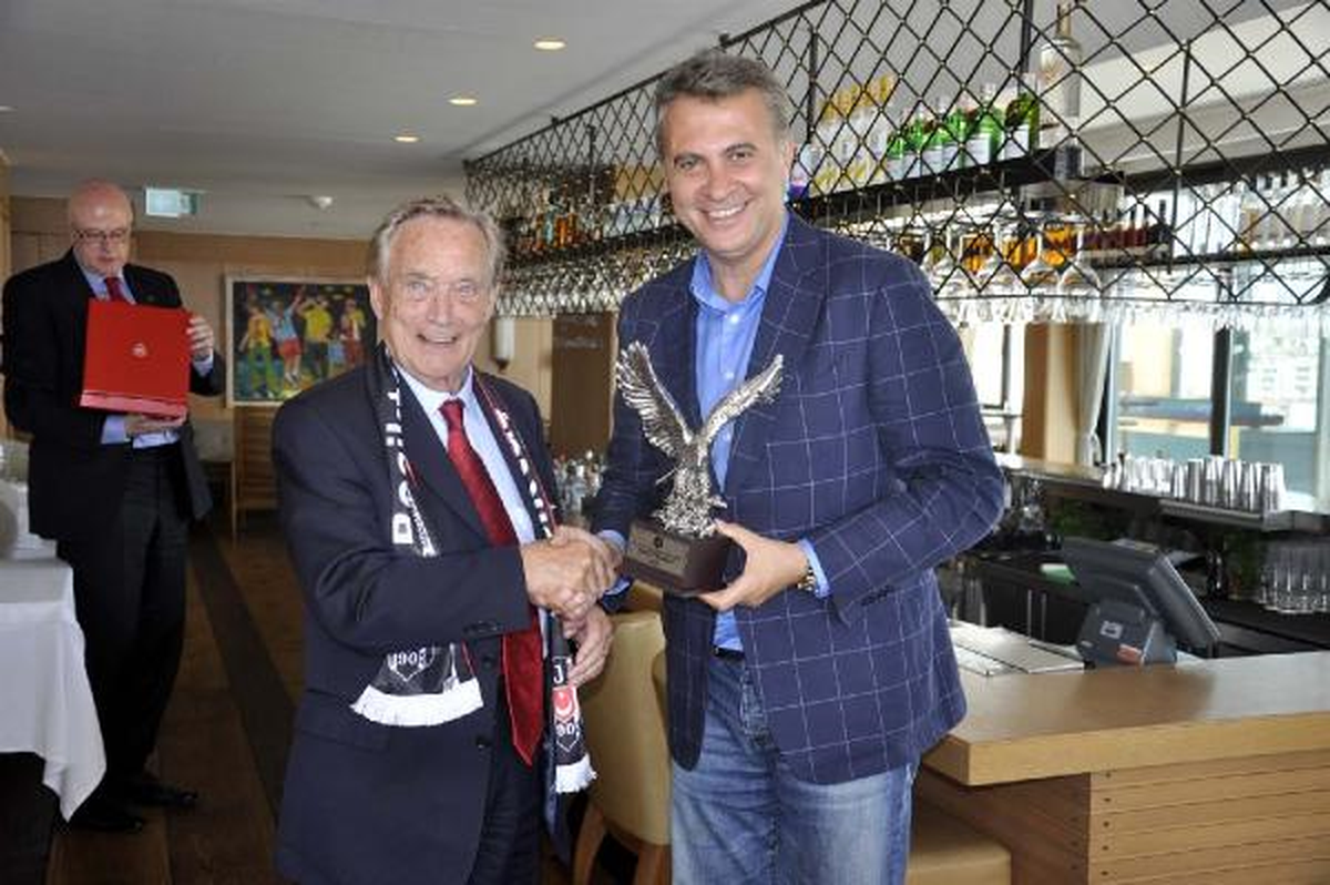 Beşiktaş Kulübü\'nden Arsenal Kulübü ve UEFA Delegesine Yemek