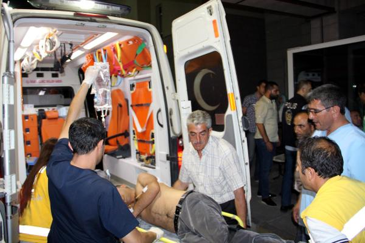 Çay Bahçesinde Kavga: 1\'i Polis, 5 Yaralı