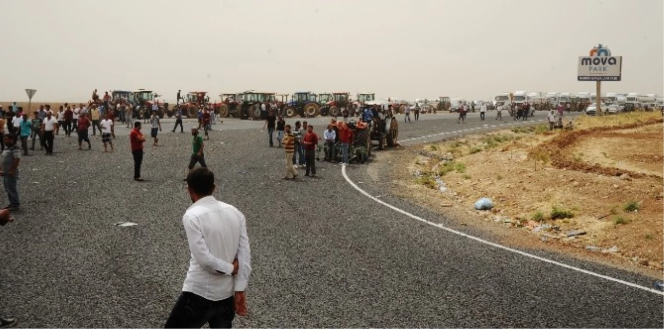 Çiftçiler Mardin Nusaybin Yolunu Trafiğe Kapattı