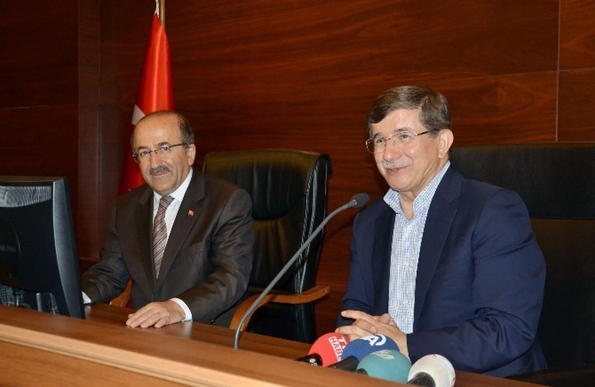 Davutoğlu: "Bize Dönen Herkesin Kimliğine Bakmadan Yardım Etmeyi Tarihi Bir Borç Biliriz"