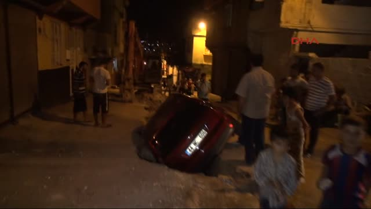 Doğalgaz Çukuruna Düşen Otomobilin Sürücüsü Yaralandı