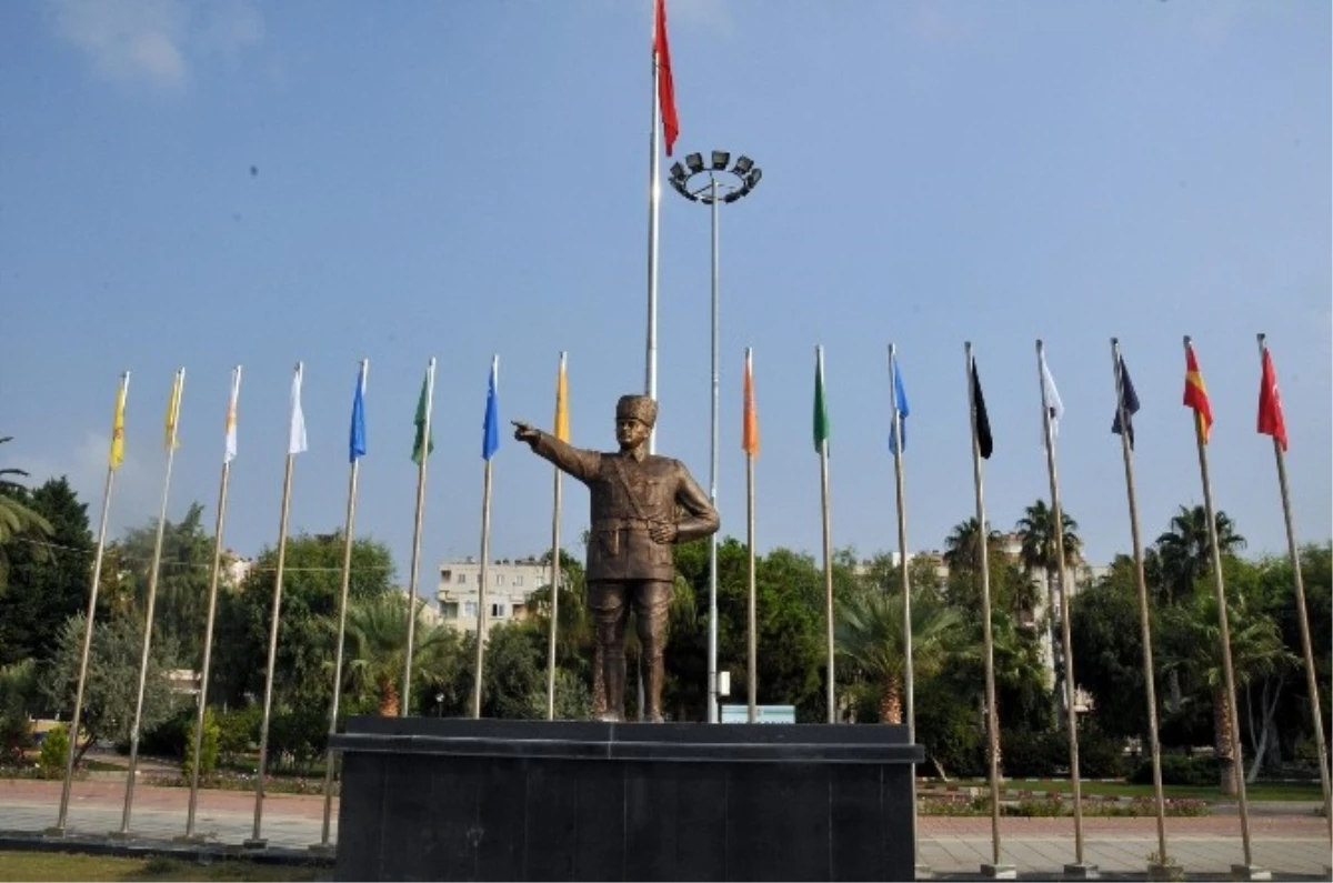 Erdemli\'nin En Büyük Atatürk Heykeli Dikildi