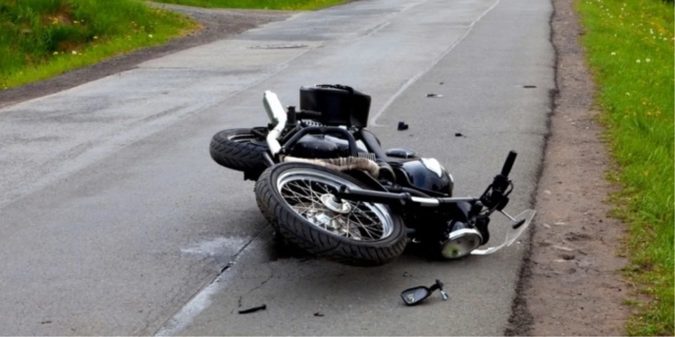 Ezine\'de 2 Motosiklet Çarpıştı: 1 Ölü, 1 Yaralı