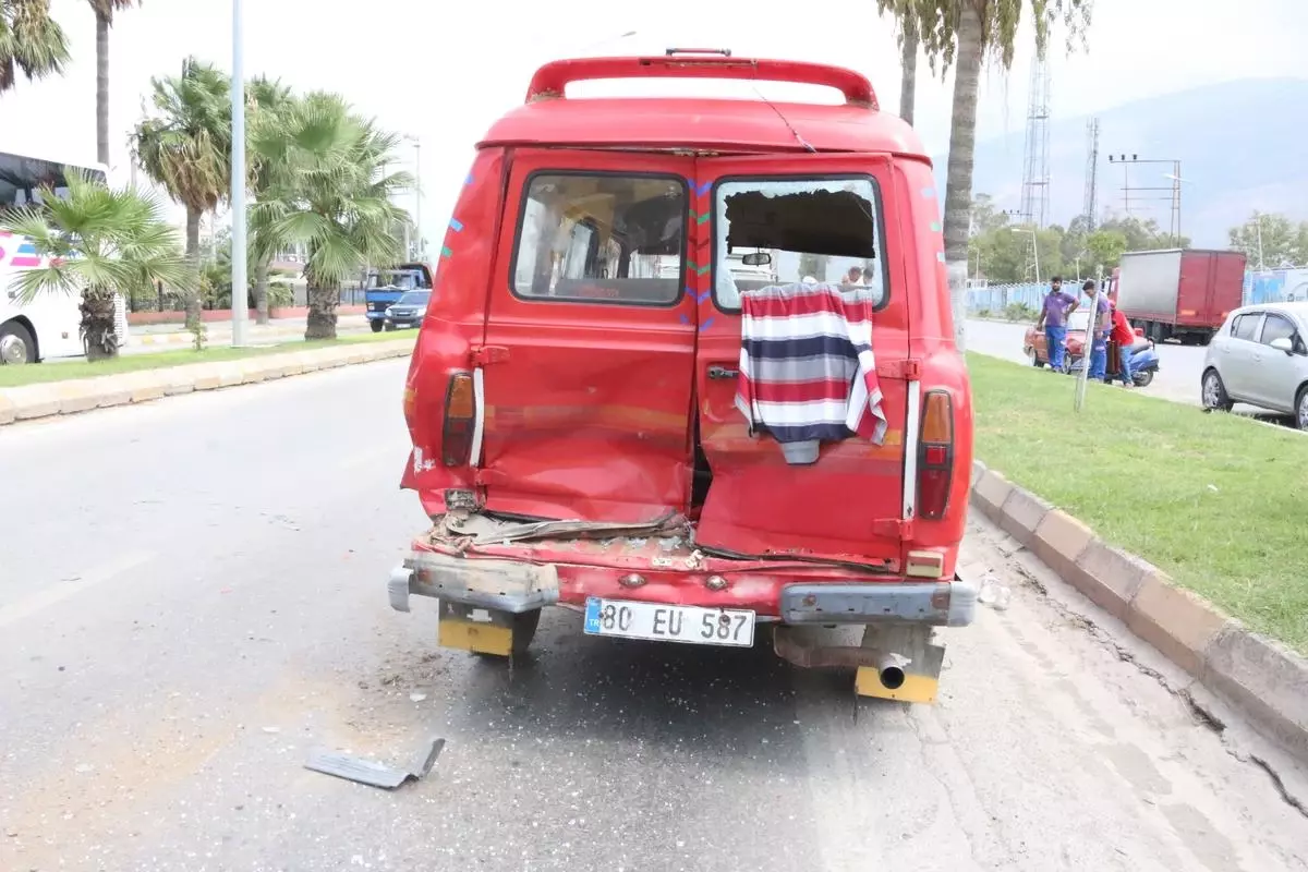 Hatay\'da Zincirleme Trafik Kazası: 3 Yaralı