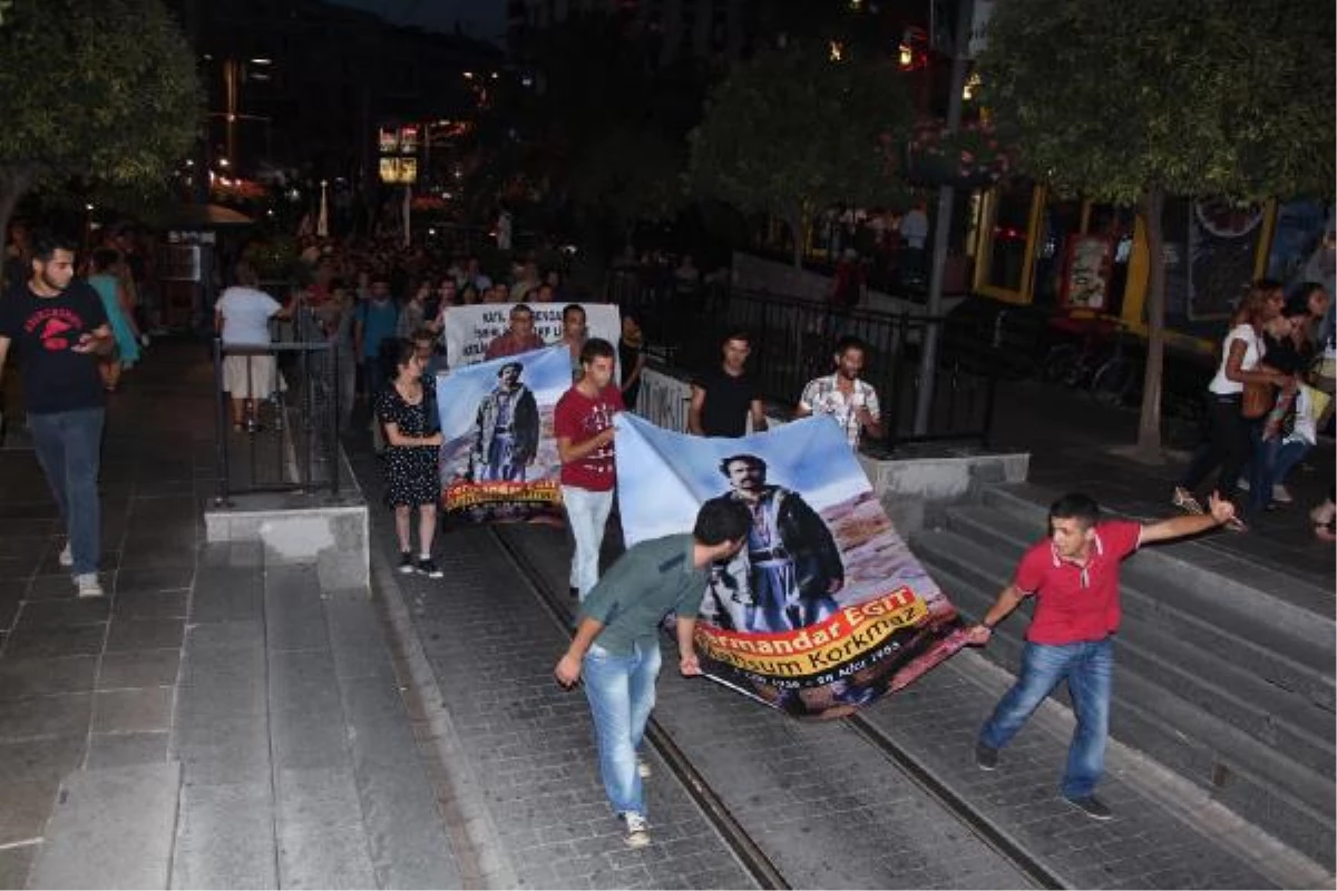 Kadıköy\'de 1 Grup Vatandaş Lice\'de Heykelin Yıkılmasını Protesto Etti
