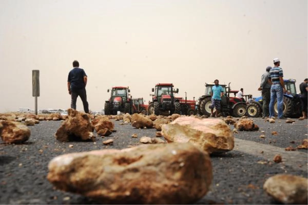 Mardin\'de Çiftçiler 7 Saat Süreyle Yolu Trafiğe Kapattı