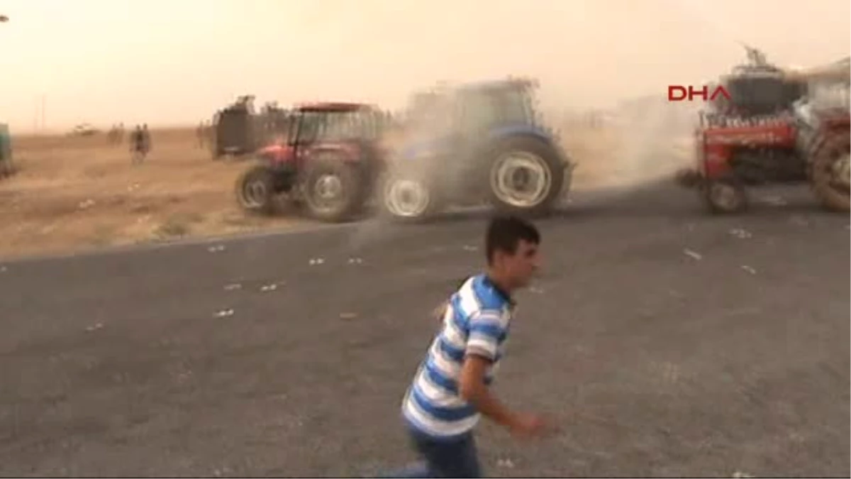 Mardin\'de Çiftçiler, Traktörlerle İpek Yolunu Trafiğe Kapattı