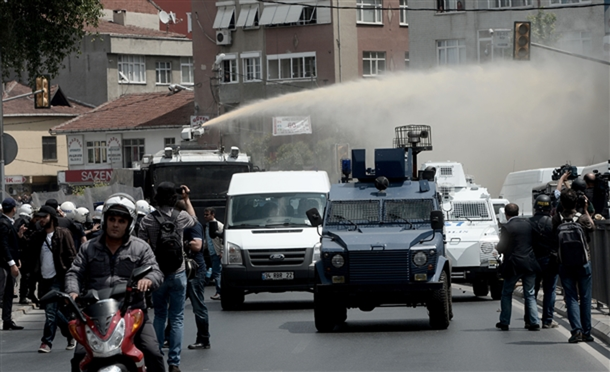 Okmeydanı\'nda İzinsiz Gösteri Yapan Gruba Müdahale