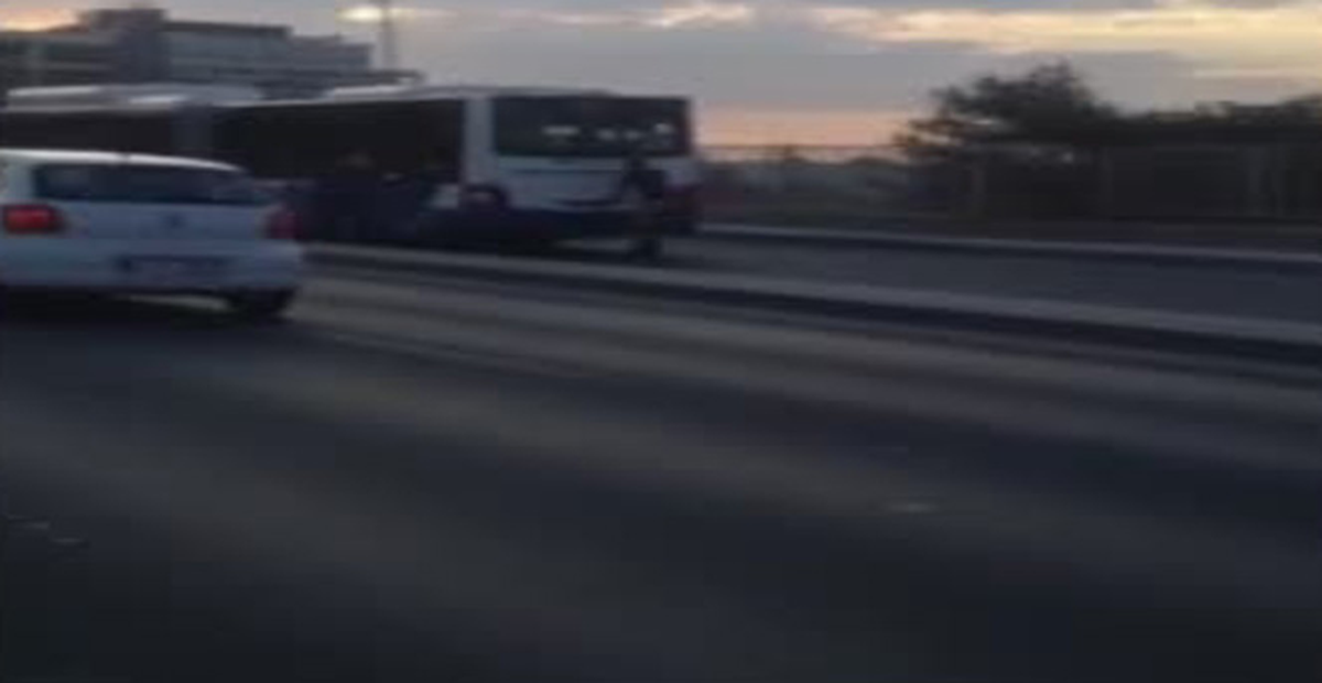 Otobüsün Arkasına Tutunan Genç Patenci Ölümle Dans Etti