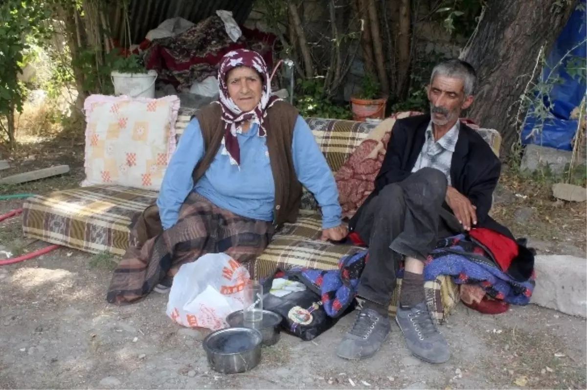 Evi Yıkılan Aktaş Ailesi Dışarıda Kaldı