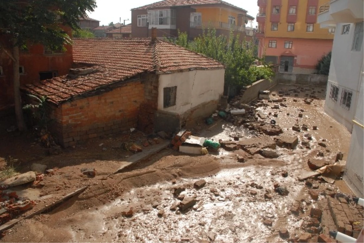 Sağanak Yağış Kırıkkale\'de Hayatı Olumsuz Etkiledi