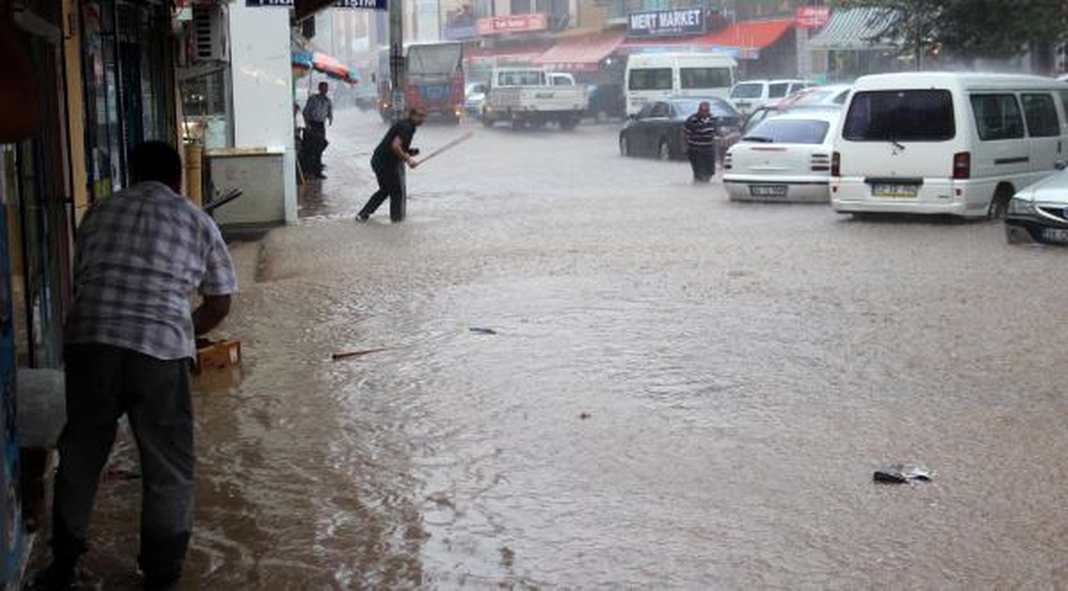 Suşehri\'nde Etkili Olan Yağmur Hayatı Felç Etti