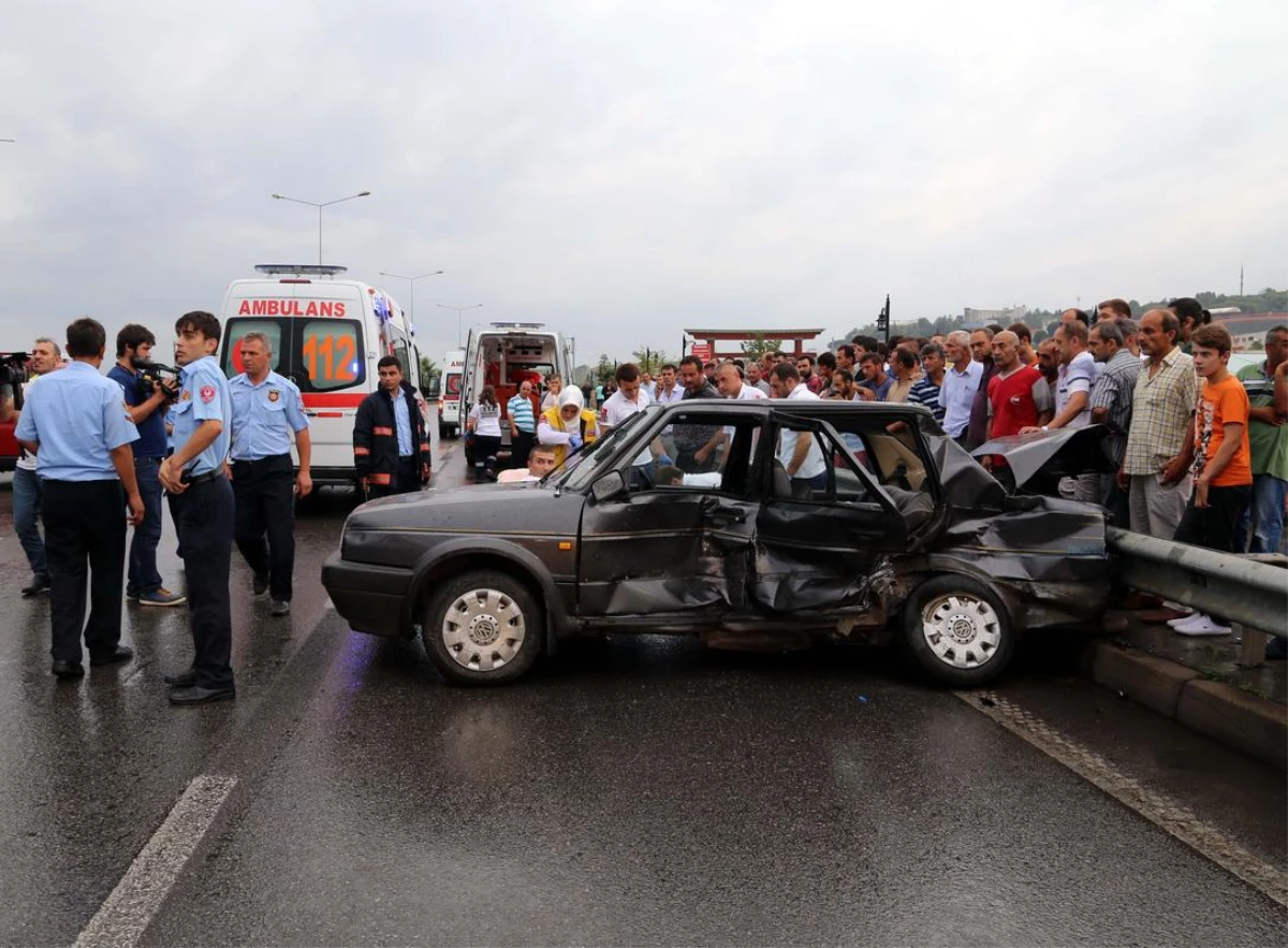 Trabzon\'da Minibüs Otomobile Çarptı: 2 Ölü, 1 Yaralı