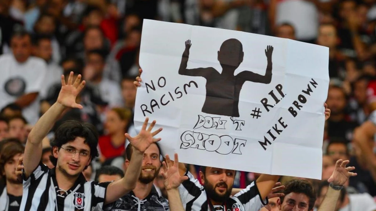 Beşiktaş Taraftarının Irkçılık Karşıtı Pankartı Sosyal Medyada Destek Buldu