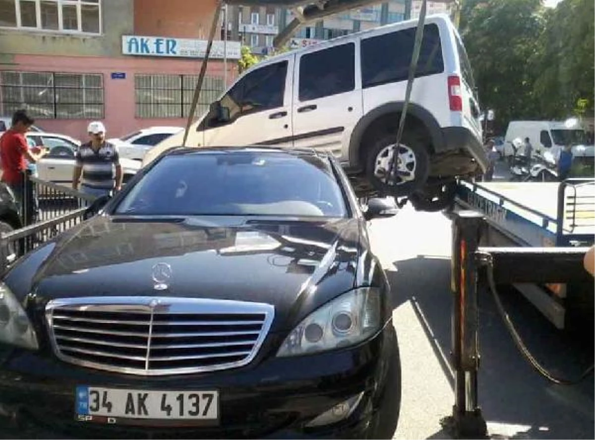 Çekici Vinciyle Kaldırılan Araç, Mercedes Otomobilin Üzerine Düşürüldü