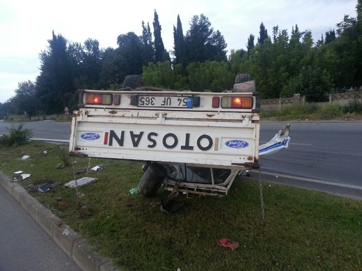 Sakarya\'da Direğe Çarpan Araç Takla Atarak Durabildi
