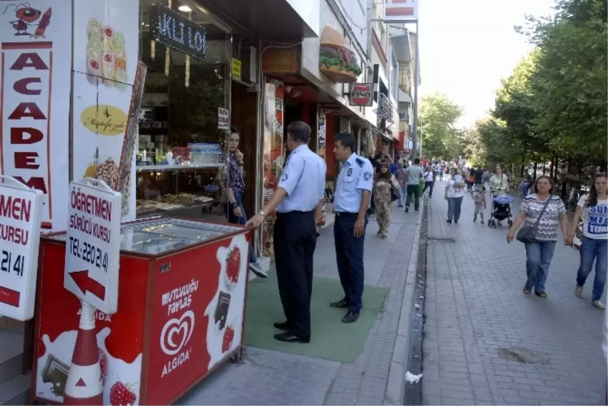 Eskişehir\'de Zabıta Ekiplerinin Kaldırım İşgaliyesi Denetimi