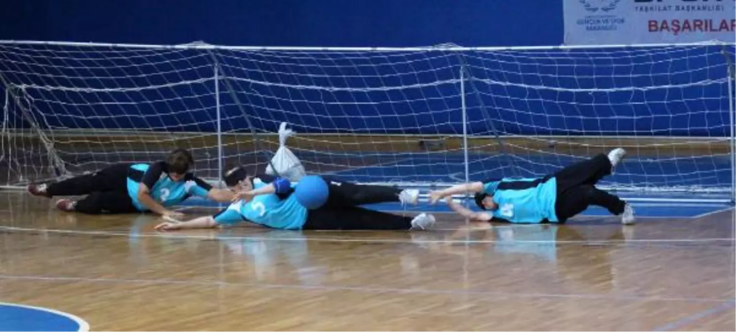 Görme Engelli Sporcular Goalball\'de Mücadele Etti